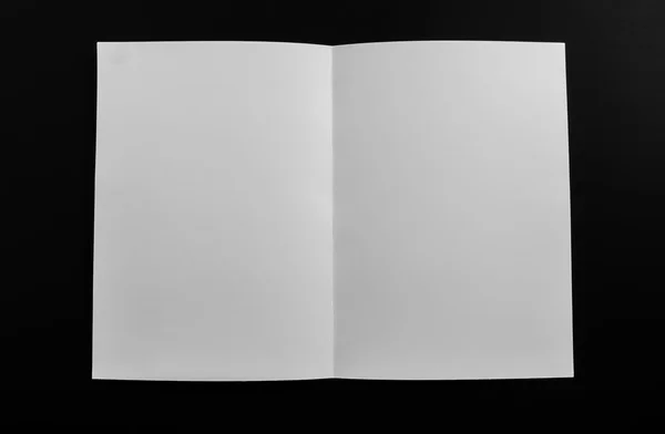 Bifold πρότυπο λευκό χαρτί σε μαύρο φόντο . — Φωτογραφία Αρχείου