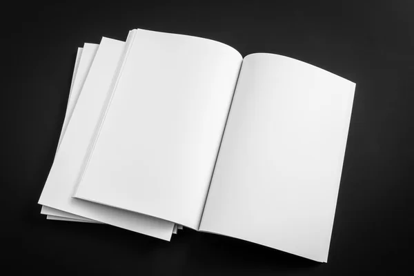 Leerer Katalog, Zeitschriften, Buch-Attrappe auf schwarzem Hintergrund . — Stockfoto