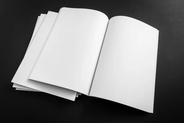 Catalogo in bianco, riviste, libro finto su sfondo nero  . — Foto Stock