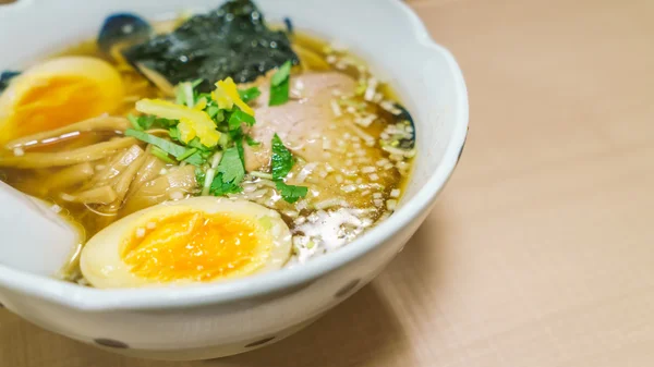 Fideos de ramen japoneses en la mesa — Foto de Stock