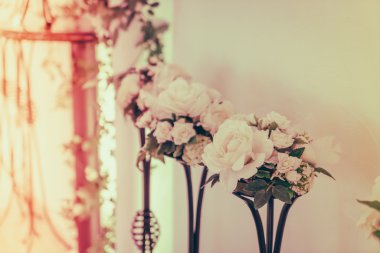 Dekorasyon yapay çiçek. (Filtre uygulanmış görüntü işleme vintag