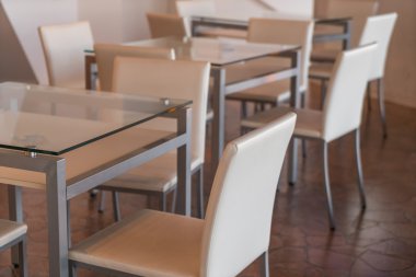 Masa ve sandalye restoranında (filtre uygulanmış görüntü işleme vinta