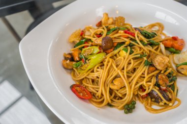 Baharatlı spagetti ve deniz ürünleri. .