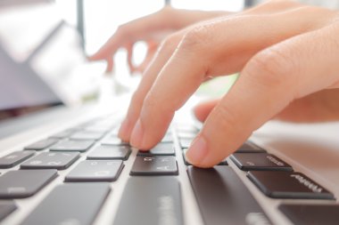 İş kadınlarının dizüstü bilgisayarda el yazısıyla klavye yazması. .