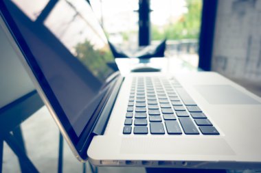 Bilgisayar laptop-in kapatın. (Filtre uygulanmış görüntü işlenen vintage