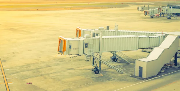 Porta de embarque do terminal do aeroporto. (Imagem filtrada processada vint — Fotografia de Stock