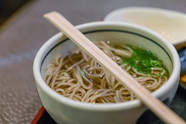 Fideos de ramen japoneses en la mesa . — Foto de Stock