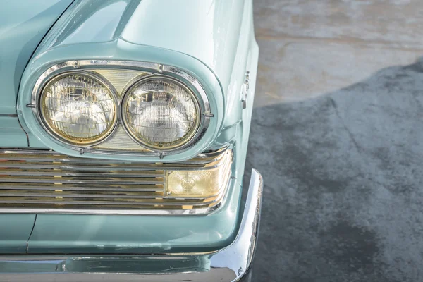 Faro de un coche de época. (Imagen filtrada procesada vintage —  Fotos de Stock