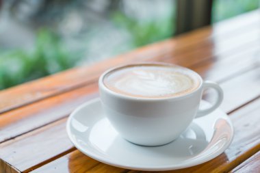 Ahşap masadaki Latte Kahve Sanatı