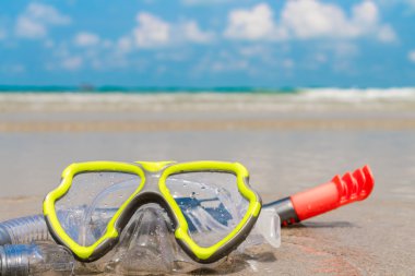 Beyaz deniz kum plajında Scuba dalış ekipmanı