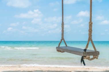 Sahilde bir salıncak