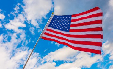 Mavi gökyüzünde Amerikan bayrağı .