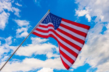 Mavi gökyüzünde Amerikan bayrağı .
