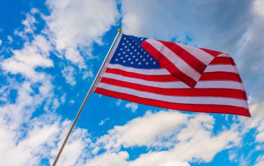 Mavi gökyüzünde Amerikan bayrağı .