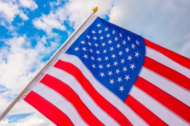 Mavi gökyüzünde Amerikan bayrağı .