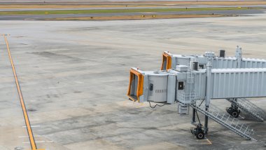 Havaalanı terminal biniş kapısı .