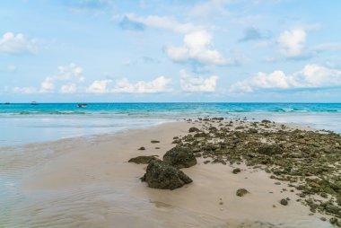 Mavi deniz ve gökyüzü ile güzel beyaz kum plaj
