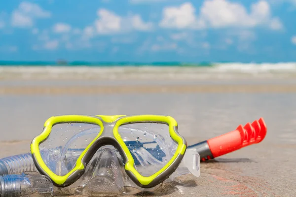 Duikuitrusting op de witte zee zand strand — Stockfoto