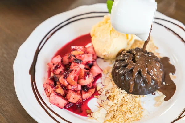 Bolo de chocolate com pêssego de frutas, groselha preta, mirtilo, maçã — Fotografia de Stock