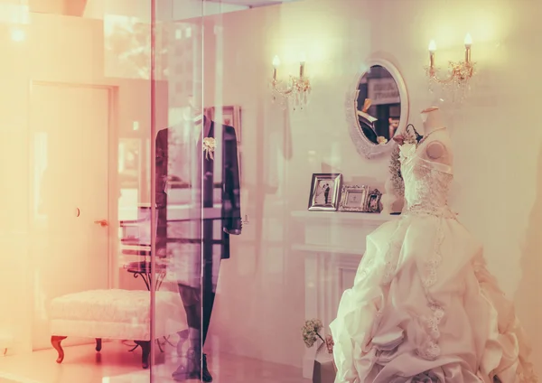 Vestido de noiva em vitrine. (Imagem filtrada processada vin — Fotografia de Stock