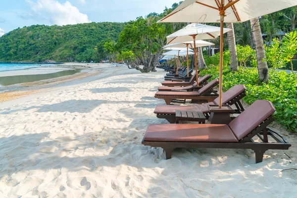 Belles chaises de plage avec parasol sur sable blanc tropical beac — Photo