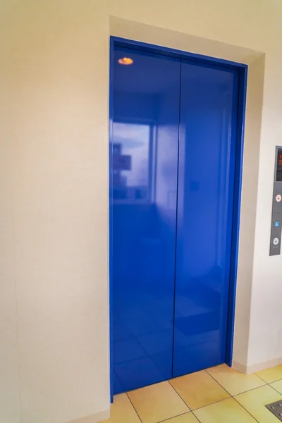 Elevator with closed door . — Stock Photo, Image