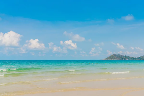 Белый песчаный пляж с голубым морем и небом — стоковое фото