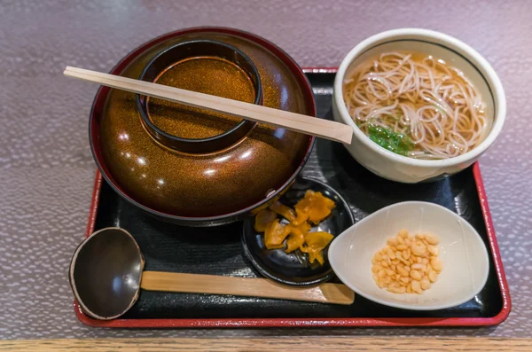 탁자 위에서 노를 젓는 일본의 라면 . — 스톡 사진