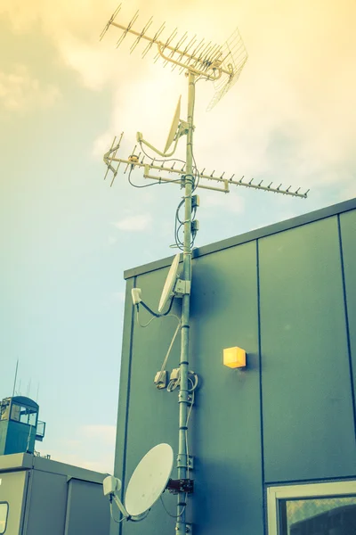 Plato Satélite y Antena TV. (Imagen filtrada procesada vint —  Fotos de Stock