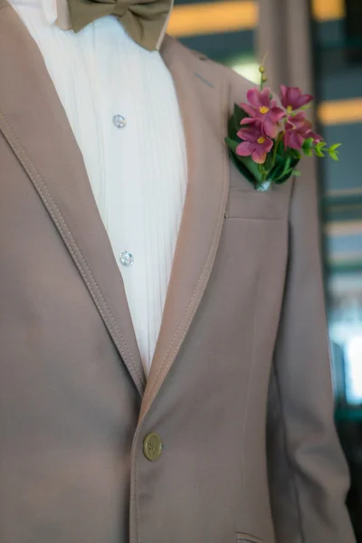 Fechar-se do noivo boutonniere  . — Fotografia de Stock