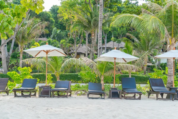 Güzel plaj sandalyeleri tropikal beyaz kum beac şemsiyesi ile — Stok fotoğraf