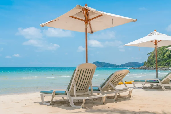 Vackra strandstolar med paraply på tropical vit sand strand — Stockfoto