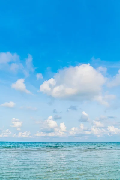 Mar azul bonito e céu — Fotografia de Stock