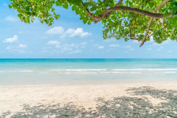 Beautiful white sand beach with blue sea and sky — Stock Photo, Image