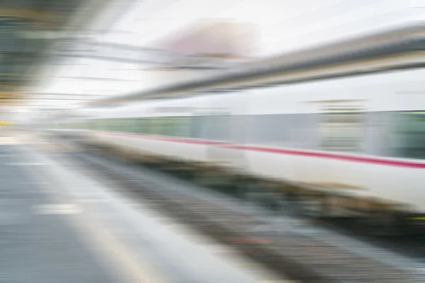Desenfoque abstracto Tren que tira en la estación de tren  . — Foto de Stock
