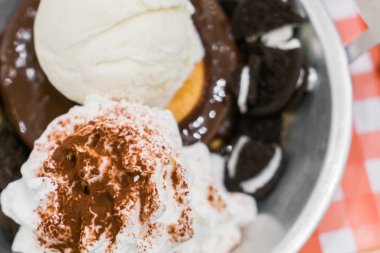 Dondurma pancake ve çikolata ile