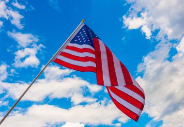 Mavi gökyüzünde Amerikan bayrağı .