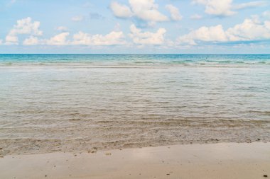 Mavi deniz ve gökyüzü ile güzel beyaz kum plaj