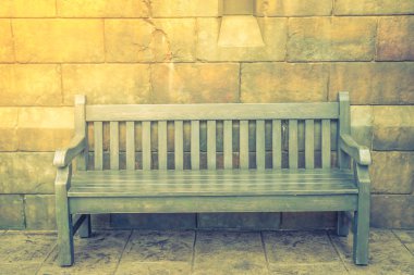 Ahşap Bank beton duvara. (Filtre uygulanmış görüntü işlenen v