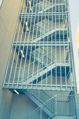 Metal yangın merdiveni bina dışında. (İşlenen filtre uygulanmış görüntü 