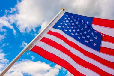 Mavi gökyüzünde Amerikan bayrağı .