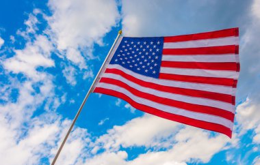 Mavi gökyüzünde Amerikan bayrağı .