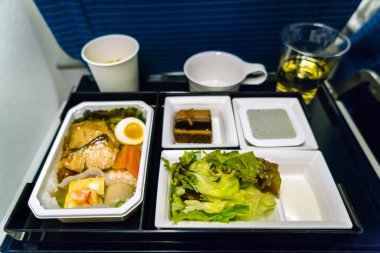 Uçakta yiyecek tepsisi .