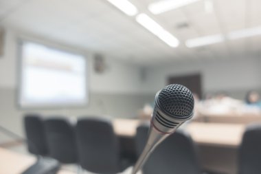 (Filtre uygulanmış görüntü işlenen v konferans salonunda siyah mikrofon