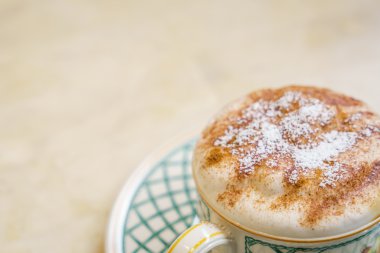 Ahşap masadaki Latte Kahve Sanatı