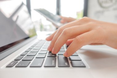 iş kadını el laptop klavye mo ile yazarak closeup