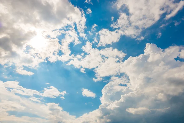 Облако в голубом небе  . — стоковое фото