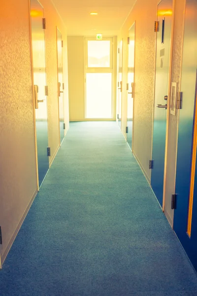 Longo corredor de quarto de hotel. (Imagem filtrada processada vintag — Fotografia de Stock