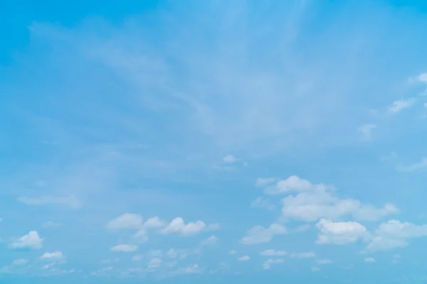 青空に雲します。 — ストック写真