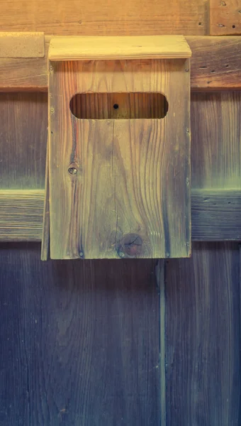 Stare drewniane skrzynki pocztowej na tle drewna. (Obrazie filtrowanym proce — Zdjęcie stockowe